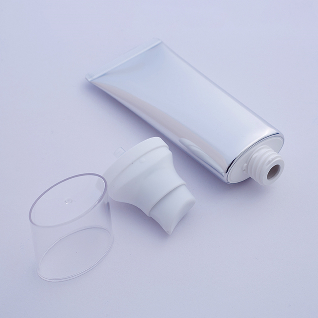 &Eacute;tapes pour personnaliser un tube souple cosm&eacute;tique&nbsp;: 1, finalisez votre demande de taille, votre diam&egrave;tre, votre longueur, votre forme de capacit&eacute; et vos couches&nbsp;;2, confirmez la couleur du tube, le num&eacute;ro de couleur en PANTONE SOLID COATED n&eacute;cessaire&nbsp;;3, Compl&eacute;tez votre illustration de conception d'impression si possible&nbsp;; (indiquez &eacute;galement le num&eacute;ro de couleur Pantone dans l'illustration) 4, Prenez une d&eacute;cision sur le type de couvercle que vous allez utiliser sur votre tube&nbsp;;5, choisissez le type d'impression que vous pr&eacute;f&eacute;rez, nous pouvons vous proposer une suggestion dans cette &eacute;tape&nbsp;;6, manipulation de Surface, nous pouvons vous fournir des tubes mats brillants, mats et doux&nbsp;;7, le style de queue, ouvert ou scell&eacute; d&eacute;pend de votre m&eacute;thode de remplissage&nbsp;;8,Est-il n&eacute;cessaire de produire des &eacute;chantillons &agrave; tester avant la production en s&eacute;rie.