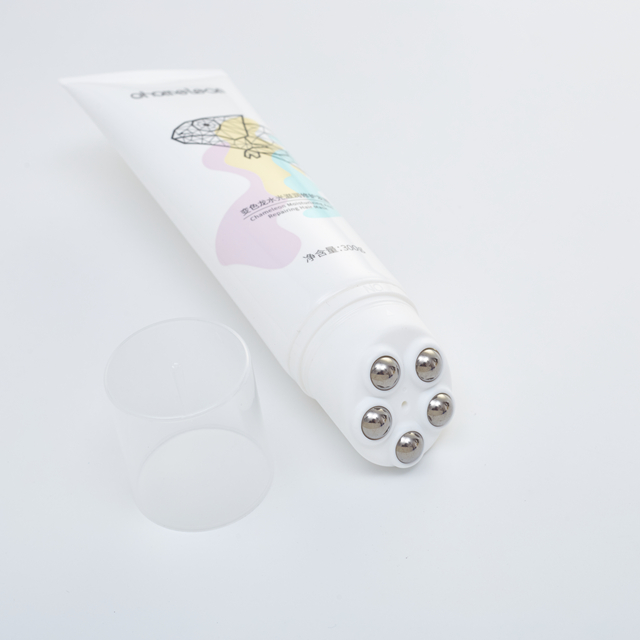 Tube en plastique de lotion pour le corps d'applicateur de boule de rouleau en m&eacute;tal